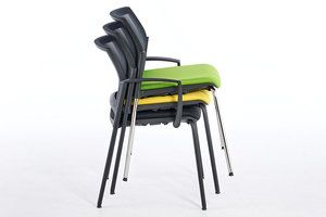 Jeweils mehrere Stühle lassen sich zu stabilen Stapeln zusammenfügen